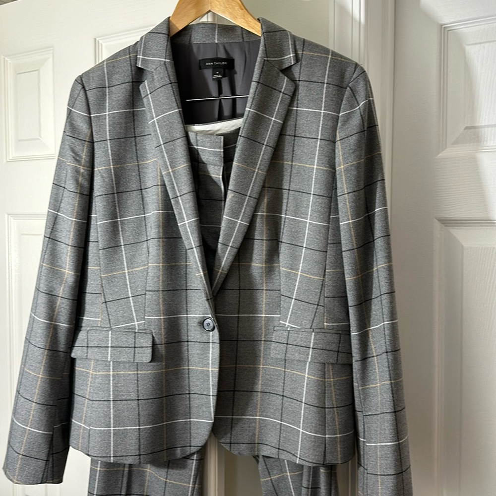 Ann Taylor pantsuit, worn twice. Can also be worn as separates